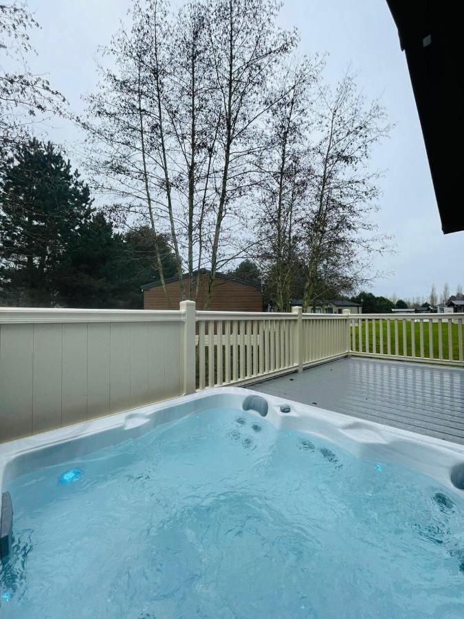 Happy Days Lodge With Hot Tub Йорк Экстерьер фото