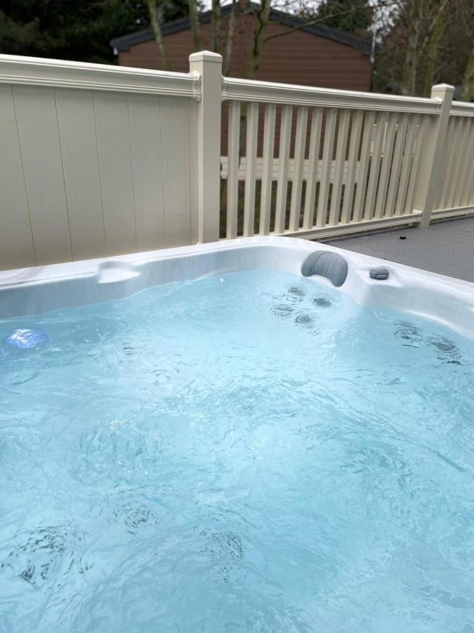 Happy Days Lodge With Hot Tub Йорк Экстерьер фото